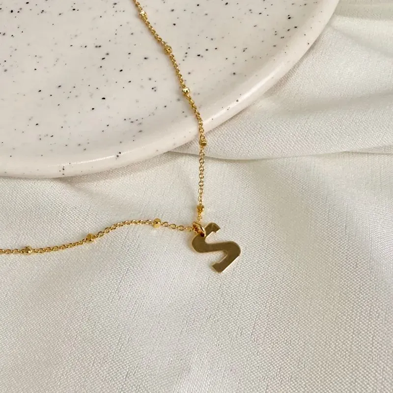 COLAR DELICADO BOLINHAS COM LETRA - S