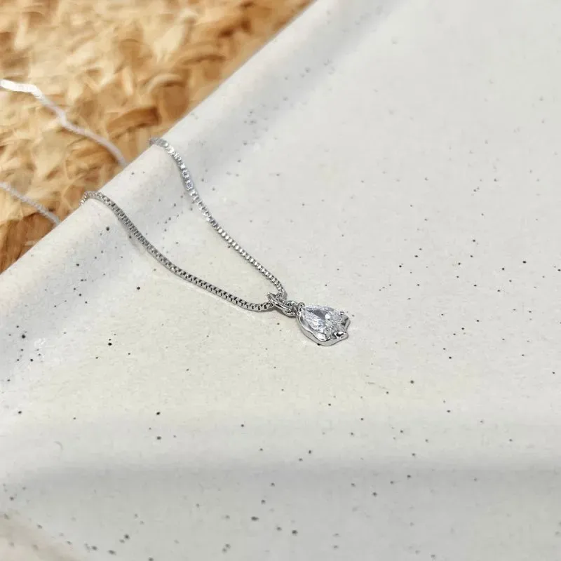 COLAR GOTA DE ZIRCONIA COM ACABAMENTO ORGÂNICO