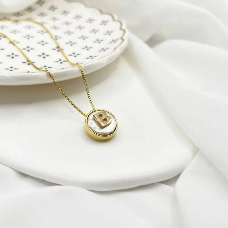 COLAR MINI LETRA COM MADRE PÉROLA - B