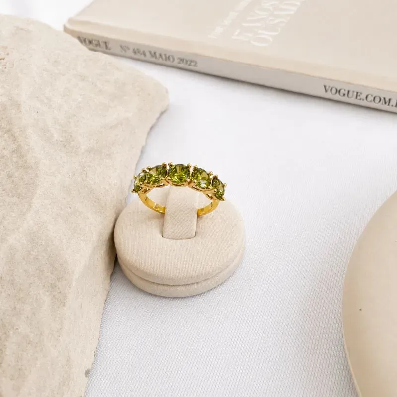 ANEL MEIO APARADOR COM 5 ZIRCONIAS PERIDOT