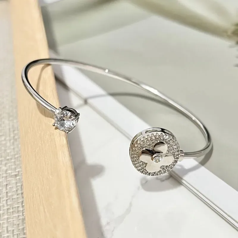 BRACELETE ABERTO TREVO E PONTO DE LUZ