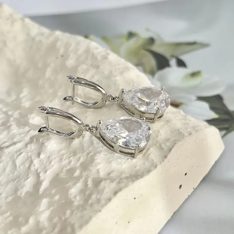 BRINCO ARGOLA COM PINGENTE DE GOTA DE ZIRCONIA