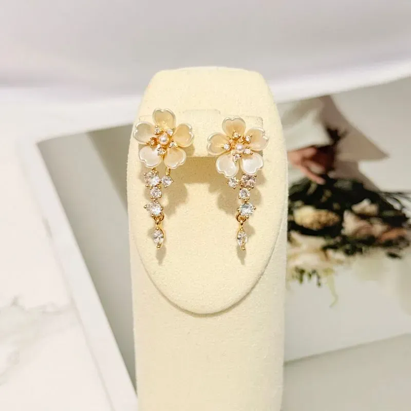 BRINCO FLOR MADRE PÉROLA E ZIRCONIAS
