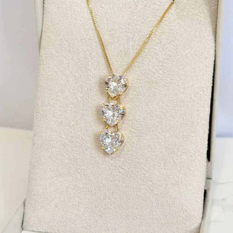 COLAR ESTILO GRAVATA COM 3 CORAÇÕES DE ZIRCONIA