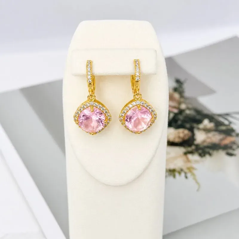BRINCO ARGOLA FINA CRAVEJADA COM PINGENTE QUADRADO ROSA