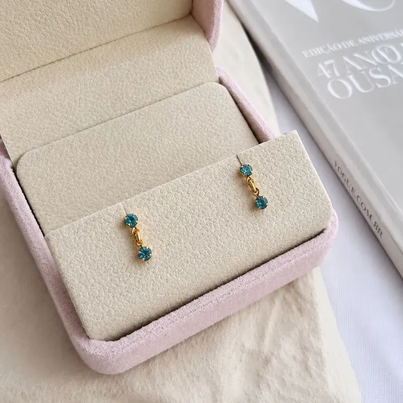 BRINCO COM DUAS PEDRINHAS STRASS AZUL