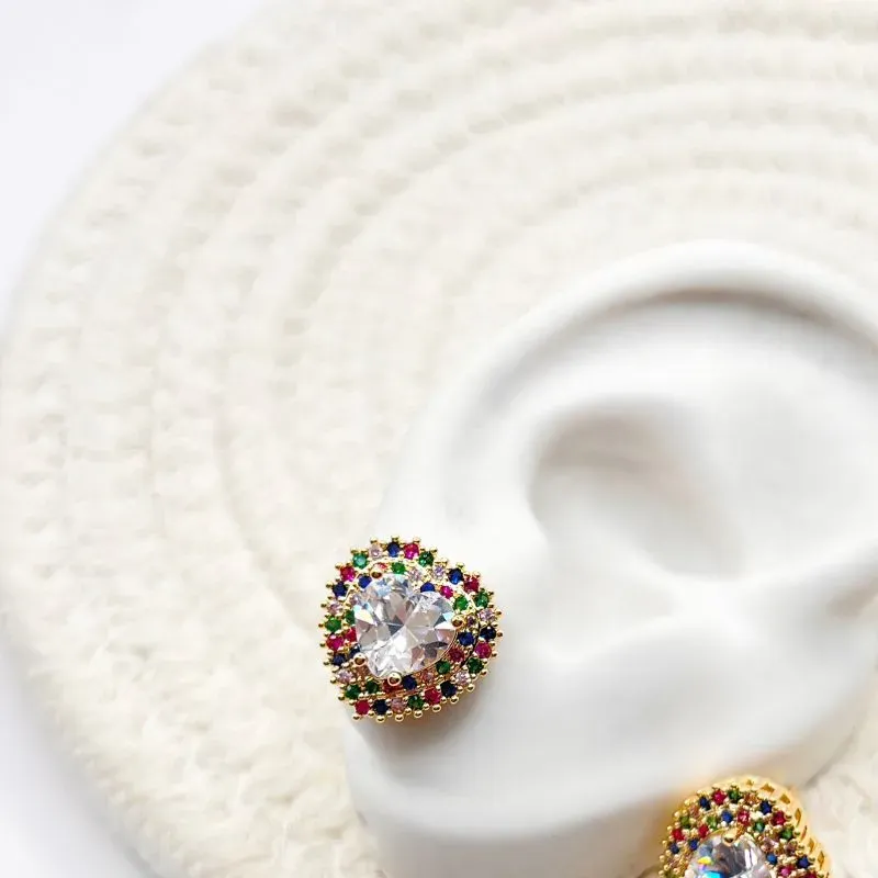 BRINCO PINO CORAÇÃO ZIRCONIA COM DETALHE EM MULTICOLOR