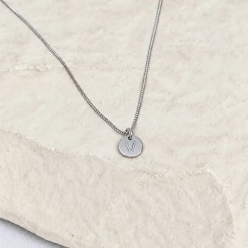 COLAR MINI MEDALHA DE LETRA - V