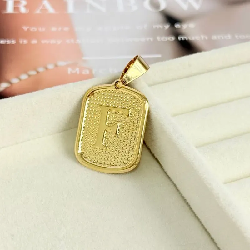 PINGENTE MEDALHA QUADRADA DE LETRA - F