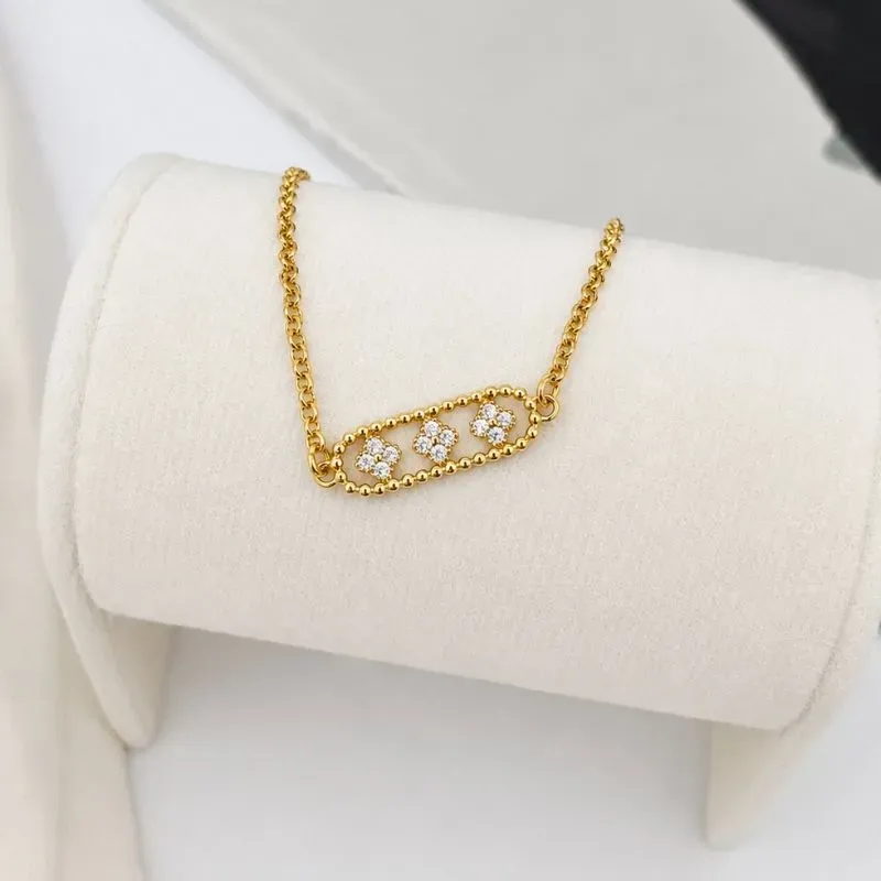 PULSEIRA ESTILO PLACA COM 3 TREVOS DE ZIRCONIA