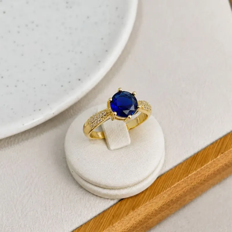 ANEL ESTILO SOLITÁRIO CRAVEJADO AZUL SAFIRA
