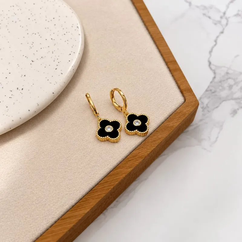 BRINCO ARGOLA CLICK TREVO MADRE PÉROLA PRETO E ZIRCONIA