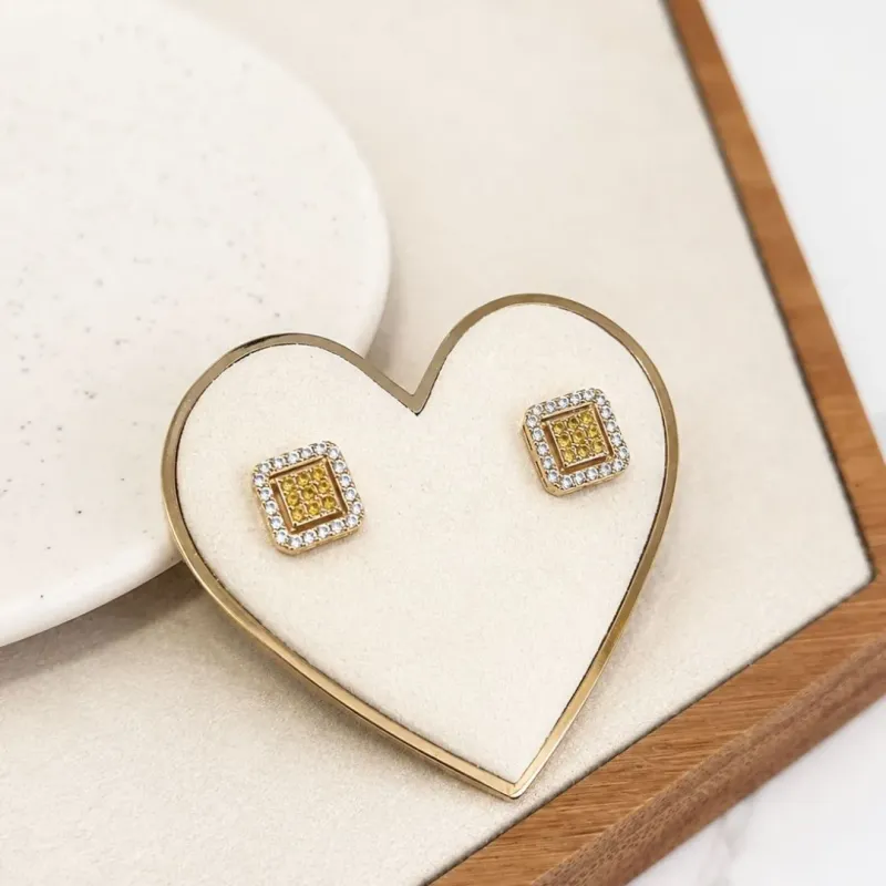 BRINCO QUADRADO CRAVEJADO COM ZIRCONIA AMARELA