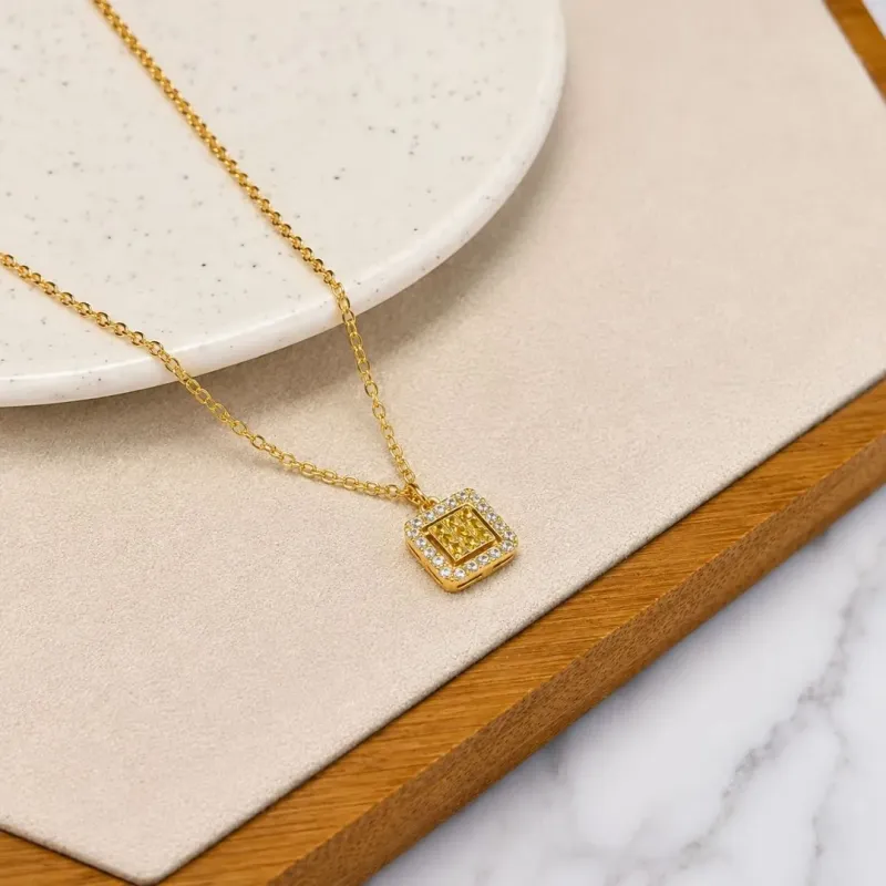 COLAR PINGENTE QUADRADO CRAVEJADO COM ZIRCONIA AMARELO