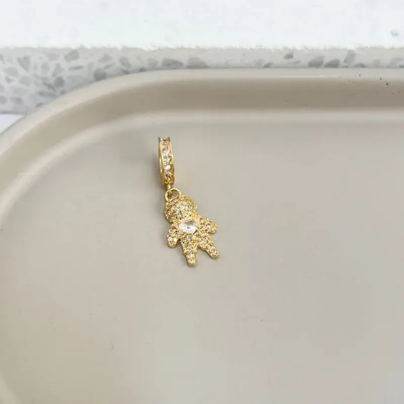 PINGENTE MENINO CRAVEJADO COM CORAÇÃO CRISTAL