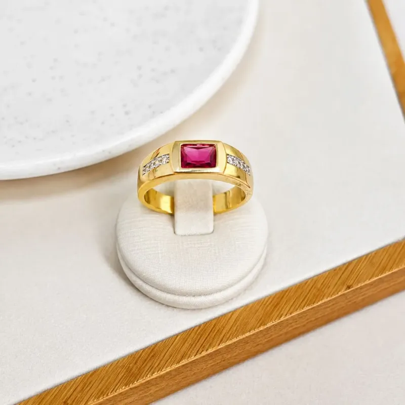 ANEL MASCULINO PEDRA VERMELHA E MICRO ZIRCONIAS