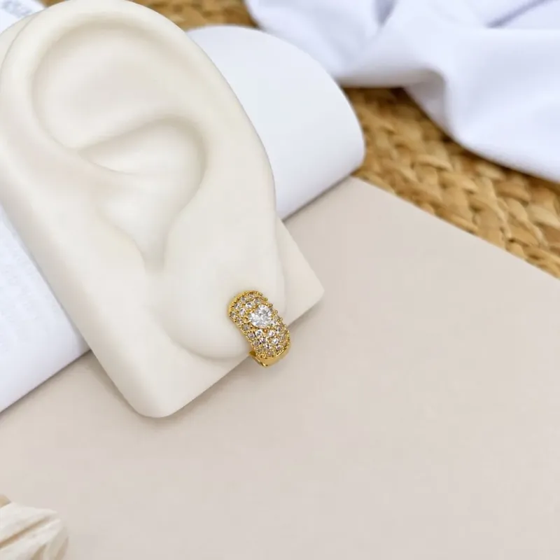 BRINCO ARGOLA CRAVEJADA COM CORAÇÃO CRISTAL 1,2CM