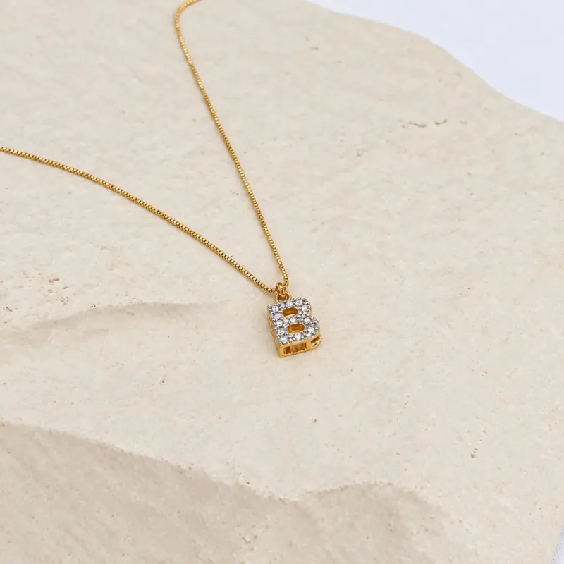 COLAR LETRA CRAVEJADA COM CANETA DE RÓDIO - B