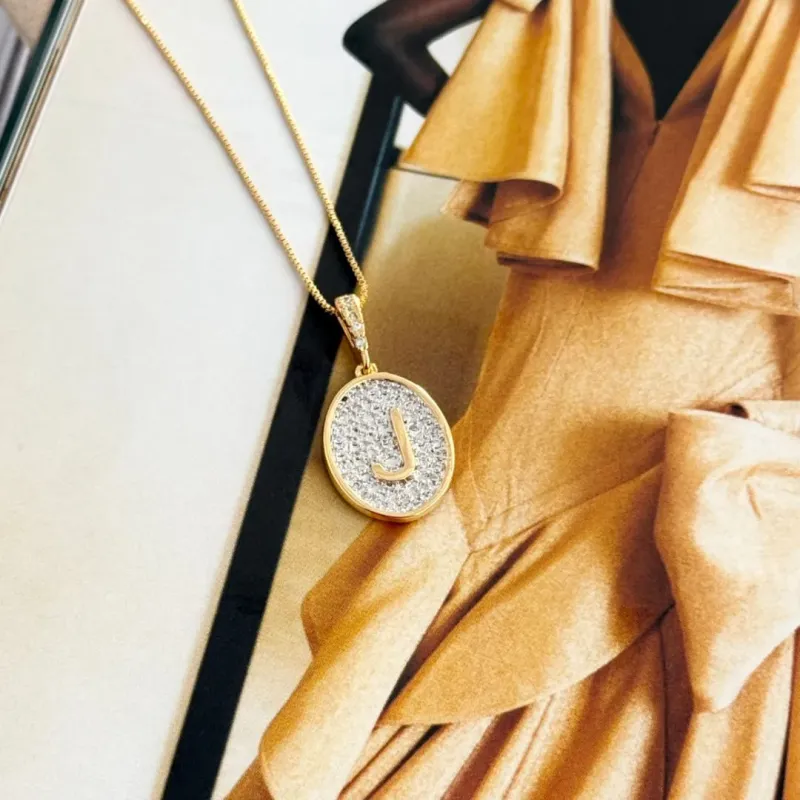 COLAR LETRA MEDALHA OVAL CRAVEJADA - J