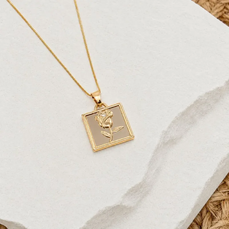 COLAR MEDALHA QUADRADA VAZADA COM UMA ROSA