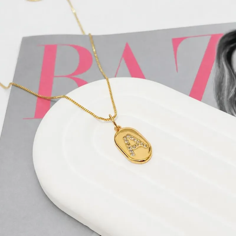 COLAR PINGENTE MEDALHA LETRA CRAVEJADA - A