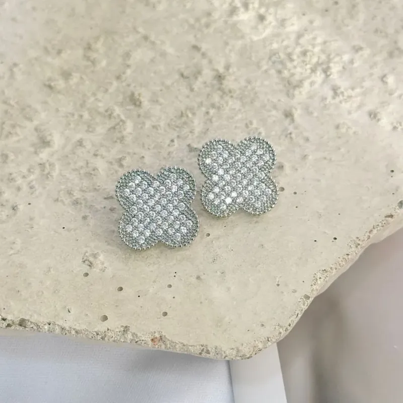 BRINCO ARGOLA ARTICULADA TREVO CRAVEJADO