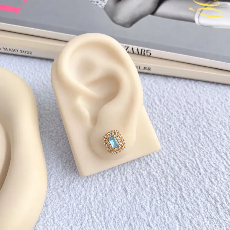 BRINCO RETANGULAR COM MICRO ZIRCONIAS - AZUL CLARO