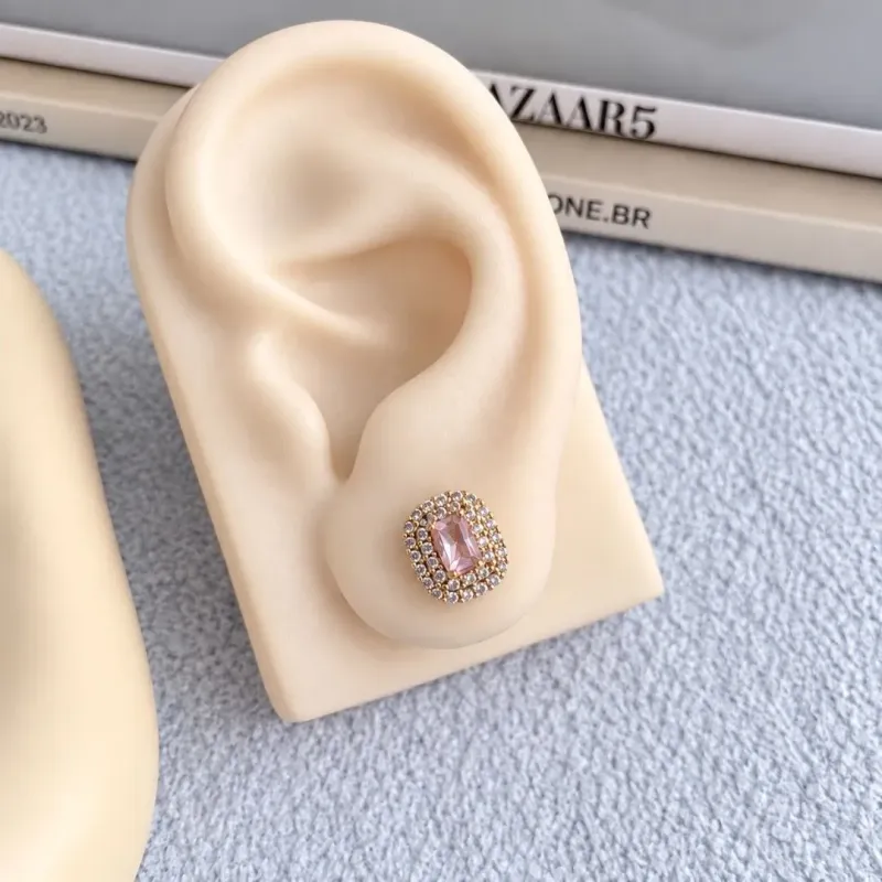 BRINCO RETANGULAR COM MICRO ZIRCONIAS - ROSA CLARO
