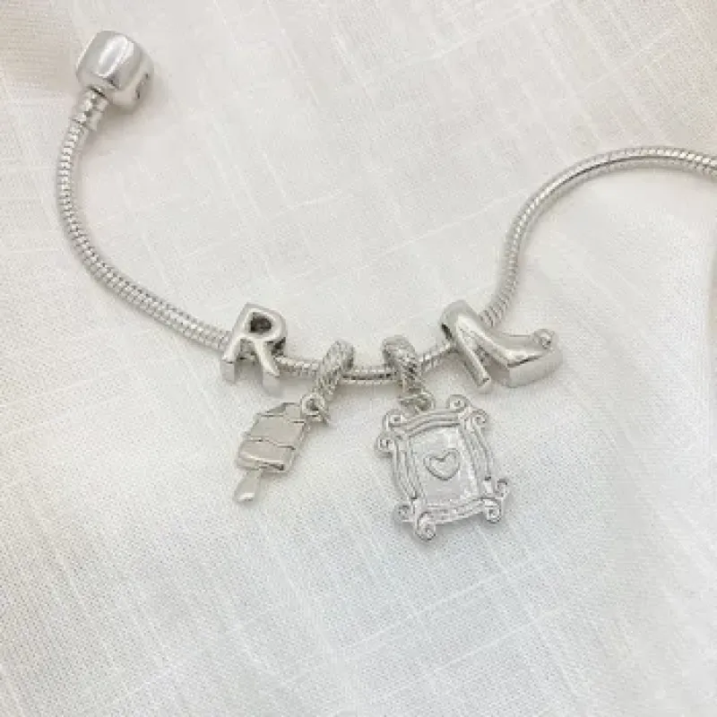 PULSEIRA (INSPIRAÇÃO VIVARA) COM 4 BERLOQUES