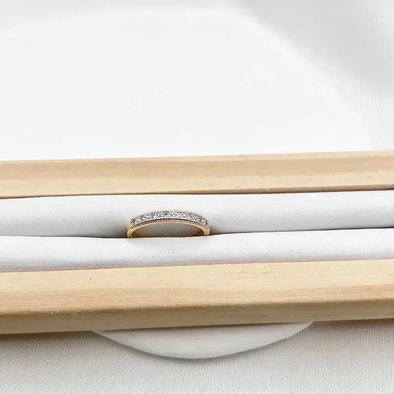 ANEL MEIA ALIANÇA CRAVEJADA COM ZIRCONIAS E DETALHES DE CANETA DE RÓDIO ANEL MEIA ALIANÇA CRAVEJADA COM ZIRCONIAS E DETALHES DE CANETA DE RÓDIO