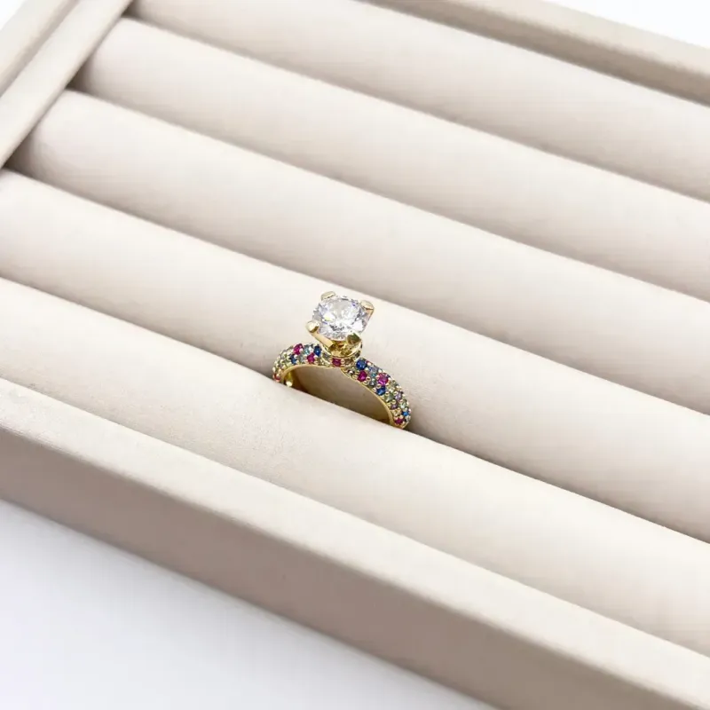 ANEL SOLITÁRIO CRAVEJADO ZIRCONIAS COLORIDAS COM PEDRA BRANCA ANEL SOLITÁRIO CRAVEJADO ZIRCONIAS COLORIDAS COM PEDRA BRANCA