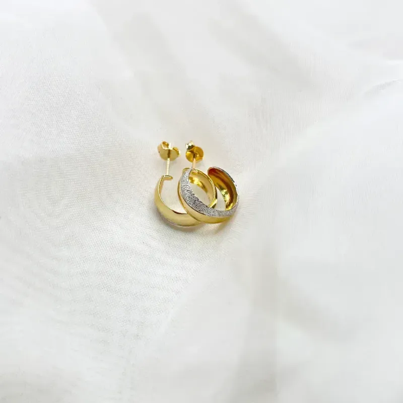 BRINCO ARGOLA 5,6MM 1,5CM COM DETALHE EM CANETA DE RÓDIO BRANCO BRINCO ARGOLA 5,6MM 1,5CM COM DETALHE EM CANETA DE RÓDIO BRANCO