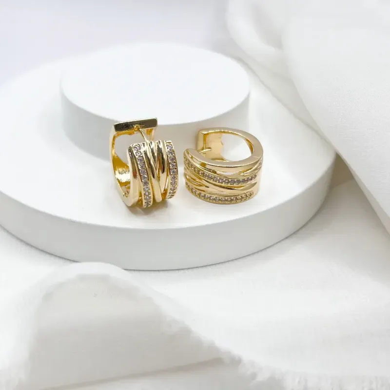 BRINCO ARGOLA ARTICULADA FIOS E CRAVAÇÃO EM MICRO ZIRCONIAS 2CM BRINCO ARGOLA ARTICULADA FIOS E CRAVAÇÃO EM MICRO ZIRCONIAS 2CM