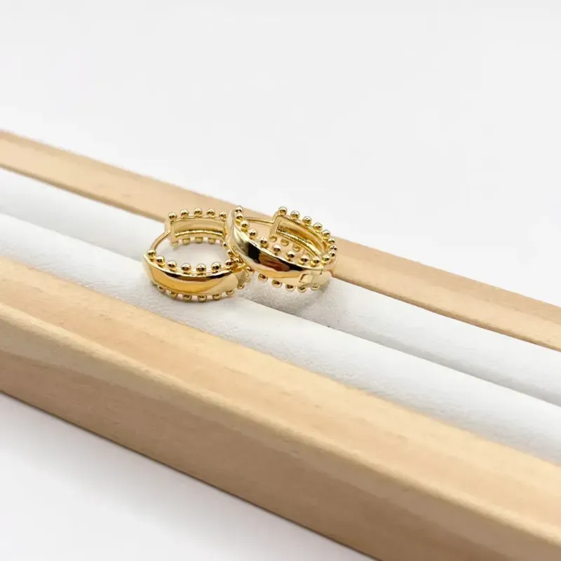 BRINCO ARGOLA ARTICULADA LISA COM DETALHES DE BOLINHAS NA LATERAL 1,5CM BRINCO ARGOLA ARTICULADA LISA COM DETALHES DE BOLINHAS NA LATERAL 1,5CM