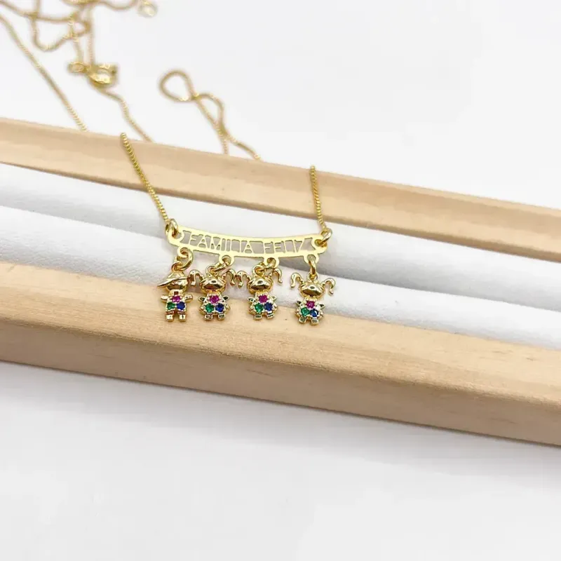 COLAR CANGA FAMÍLIA FELIZ 4 FILHOS - 3 MENINAS E 1 MENINO - BONECOS CRAVEJADOS COLORIDOS COLAR CANGA FAMÍLIA FELIZ 4 FILHOS - 3 MENINAS E 1 MENINO - BONECOS CRAVEJADOS COLORIDOS