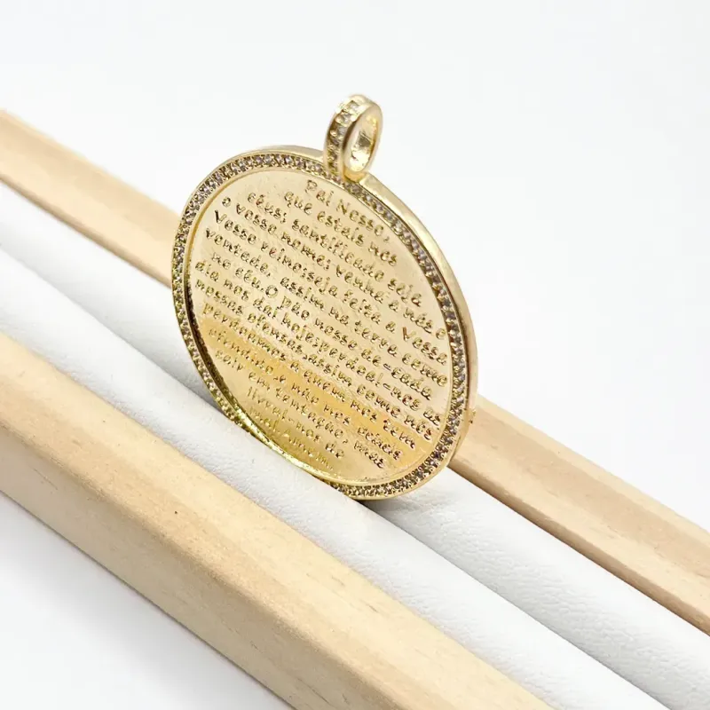 PINGENTE MEDALHA ORAÇÃO PAI NOSSO COM CRAVAÇÃO DE MICRO ZIRCONIAS EM VOLTA PINGENTE MEDALHA ORAÇÃO PAI NOSSO COM CRAVAÇÃO DE MICRO ZIRCONIAS EM VOLTA