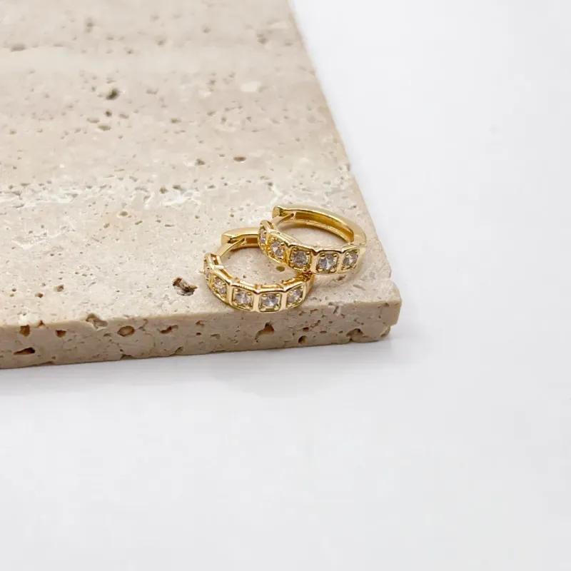 BRINCO ARGOLA ARTICULADA DETALHES QUADRADOS COM 5 ZIRCONIAS 1,5CM BRINCO ARGOLA ARTICULADA DETALHES QUADRADOS COM 5 ZIRCONIAS 1,5CM