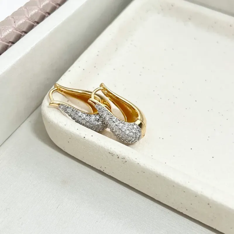 BRINCO ARGOLA ARTICULADA EM FORMATO DE GOTA CRAVEJADA 2,5CM COM DETALHE EM CANETA DE RÓDIO BRINCO ARGOLA ARTICULADA EM FORMATO DE GOTA CRAVEJADA 2,5CM COM DETALHE EM CANETA DE RÓDIO