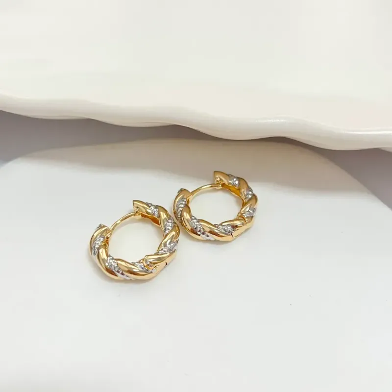 BRINCO ARGOLA ARTICULADA TORCIDA COM DETALHES EM CANETA DE RÓDIO BRINCO ARGOLA ARTICULADA TORCIDA COM DETALHES EM CANETA DE RÓDIO