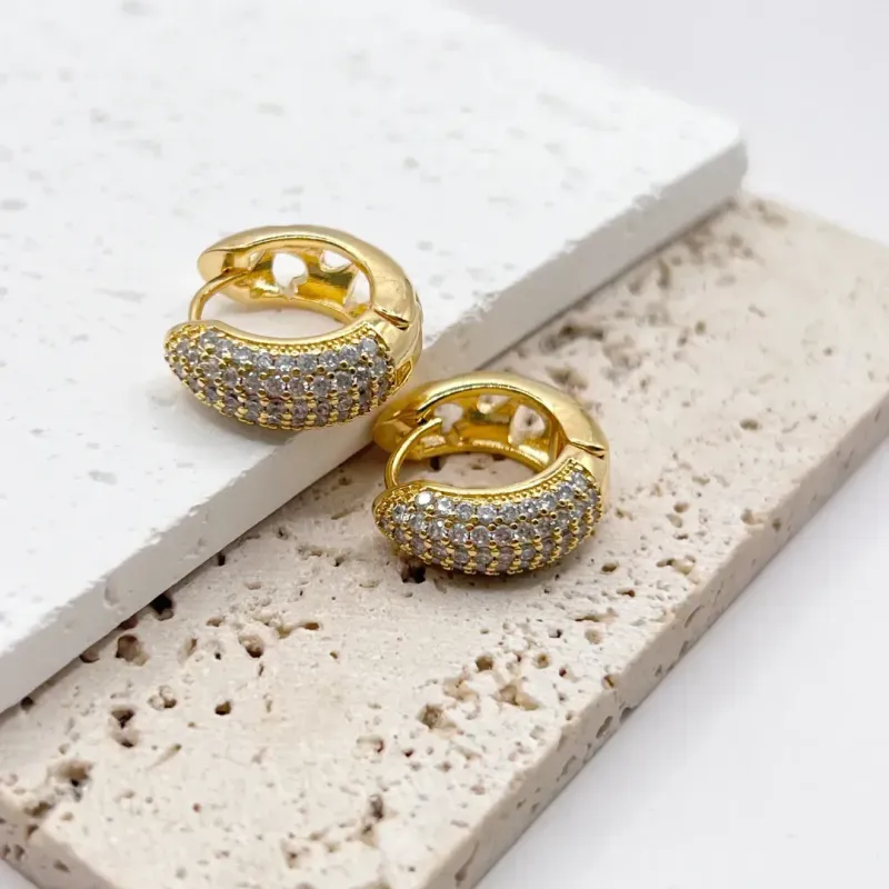 BRINCO ARGOLA MÉDIA GOTA ARTICULADA MICRO ZIRCONIAS / DETALHES EM CORAÇÃO BRINCO ARGOLA MÉDIA GOTA ARTICULADA MICRO ZIRCONIAS / DETALHES EM CORAÇÃO