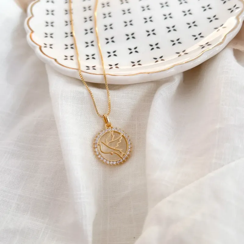 COLAR PINGENTE MINI DIVINO ESPÍRITO SANTO COM CÍRCULO CRAVEJADO COLAR PINGENTE MINI DIVINO ESPÍRITO SANTO COM CÍRCULO CRAVEJADO