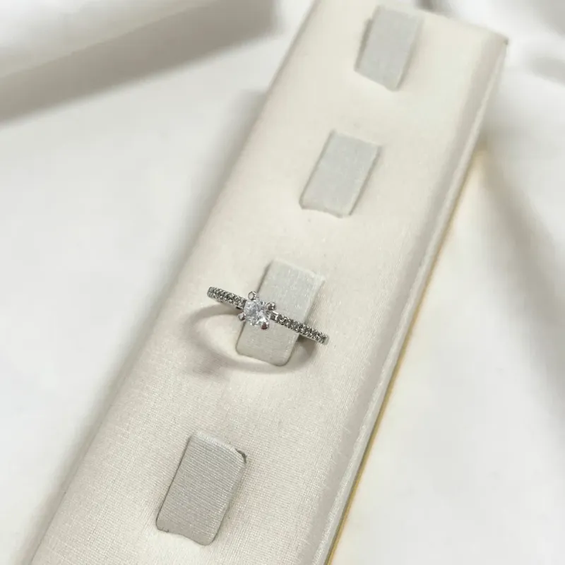 ANEL SOLITÁRIO PRATA925 NOIVADO DELICADO COM BANHO EM RÓDIO BRANCO ANEL SOLITÁRIO PRATA925 NOIVADO DELICADO COM BANHO EM RÓDIO BRANCO