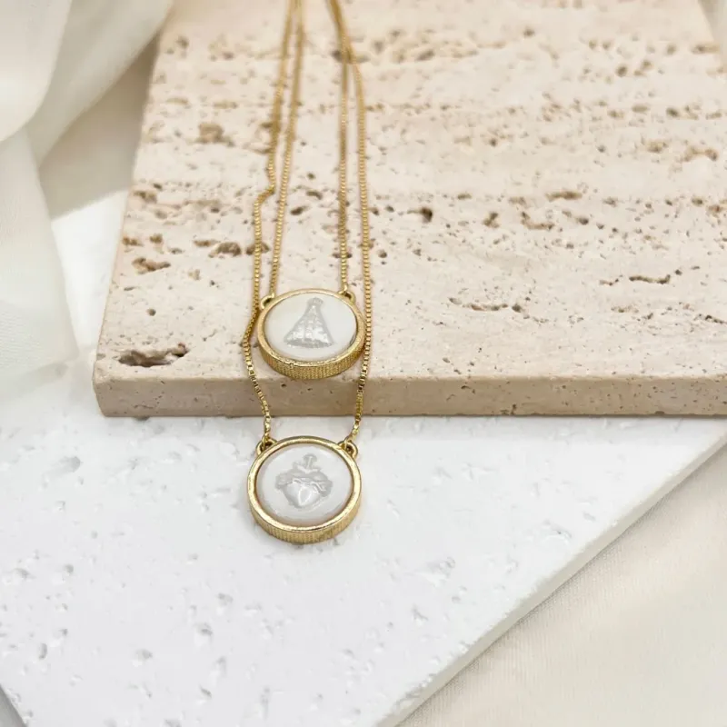 ESCAPULÁRIO NOSSA SENHORA DE APARECIDA E SAGRADO CORAÇÃO DE JESUS EM MADRE PÉROLA ESCAPULÁRIO NOSSA SENHORA DE APARECIDA E SAGRADO CORAÇÃO DE JESUS EM MADRE PÉROLA