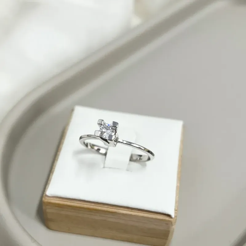 ANEL PRATA925 SOLITÁRIO PEDRA ALTA 3MM COM BANHO EM RÓDIO BRANCO ANEL PRATA925 SOLITÁRIO PEDRA ALTA 3MM COM BANHO EM RÓDIO BRANCO