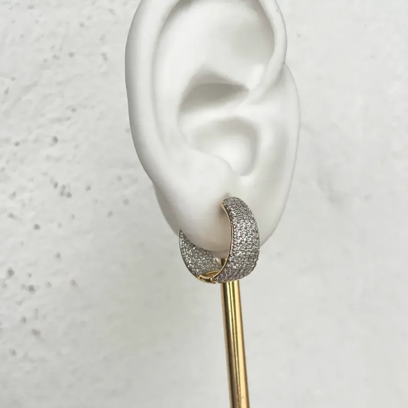 BRINCO ARGOLA ARTICULADA MICRO ZIRCONIA DENTRO E FORA COM DETALHE DE CANETA DE RÓDIO BRINCO ARGOLA ARTICULADA MICRO ZIRCONIA DENTRO E FORA COM DETALHE DE CANETA DE RÓDIO