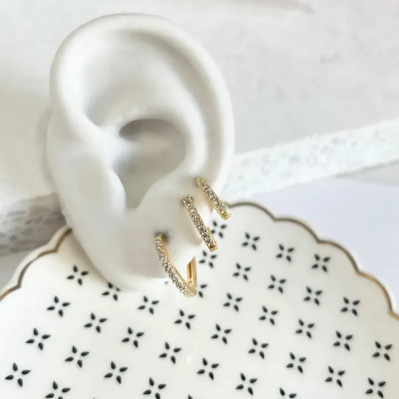 TRIO ARGOLAS ARTICULADAS FINAS EM FORMATO DE TRIÂNGULO CRAVEJADOS TRIO ARGOLAS ARTICULADAS FINAS EM FORMATO DE TRIÂNGULO CRAVEJADOS