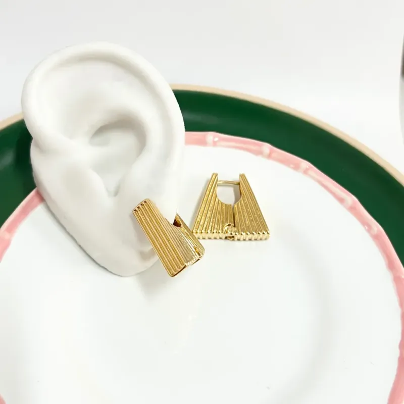 BRINCO ARGOLA GRANDE ARTICULADA QUADRADA COM LISTRAS VERTICAIS BRINCO ARGOLA GRANDE ARTICULADA QUADRADA COM LISTRAS VERTICAIS