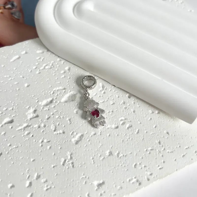 PINGENTE MENINA FALSO CRAVEJADO COM CORAÇÃO CRISTAL - BERLOQUE PINGENTE MENINA FALSO CRAVEJADO COM CORAÇÃO CRISTAL - BERLOQUE