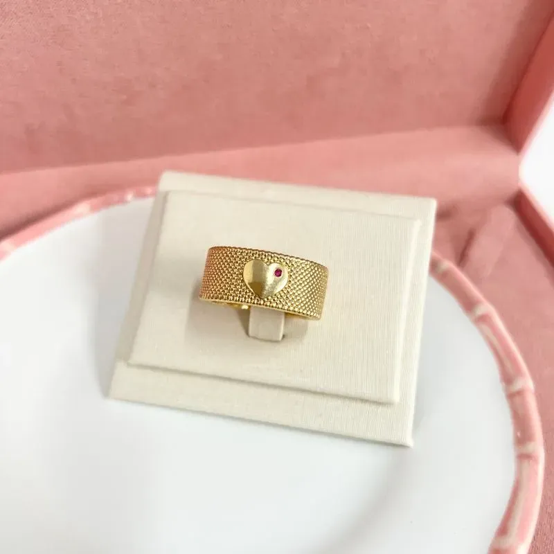 ANEL ALIANÇA COM CORAÇÃO E PONTO DE ZIRCONIA ANEL ALIANÇA COM CORAÇÃO E PONTO DE ZIRCONIA