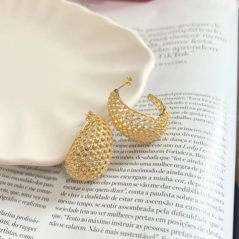 BRINCO ARGOLA GOTA VAZADA COM BOLINHAS BRINCO ARGOLA GOTA VAZADA COM BOLINHAS